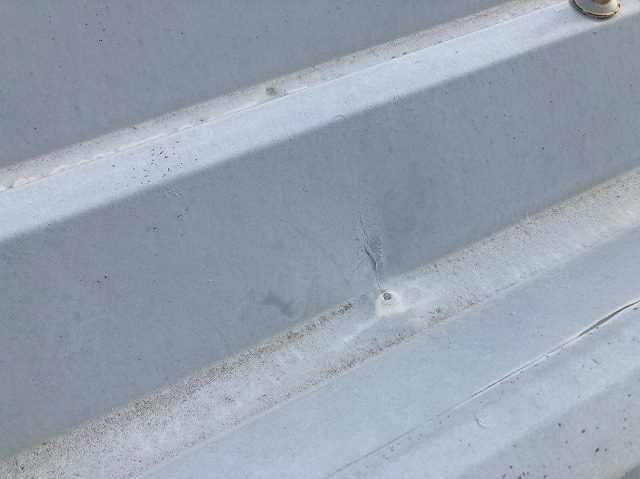 折板屋根に亀裂